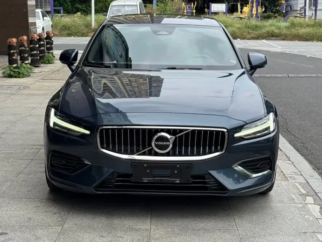 Volvo S60 — Фото автомобиля 2
