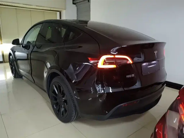 Tesla Model Y — Фото автомобиля 4