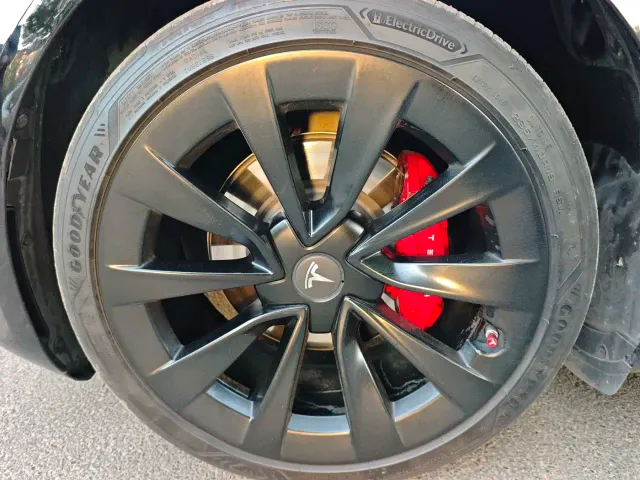 Tesla Model 3 — Фото автомобиля 10