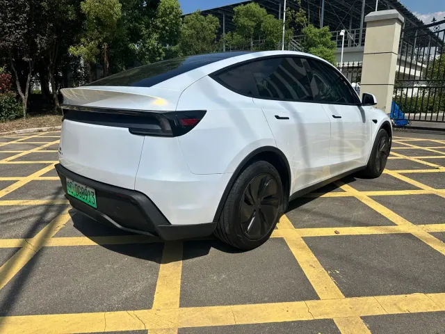 Tesla Model Y — Фото автомобиля 6