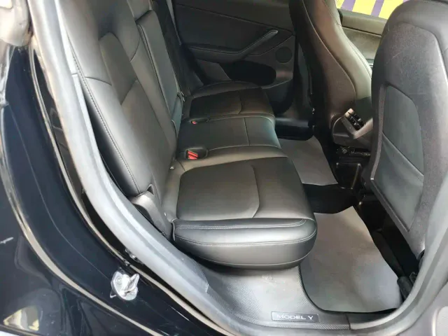 Tesla Model Y — Фото автомобиля 11
