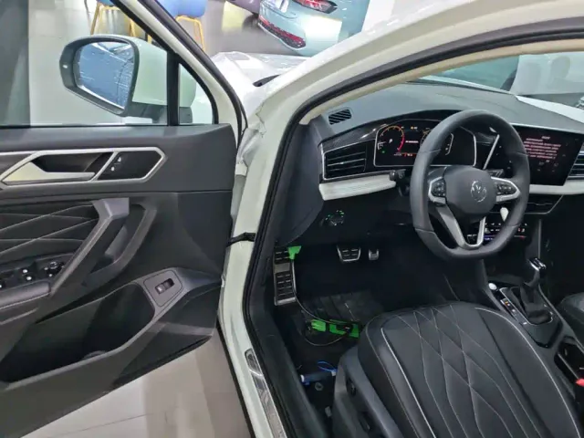Volkswagen Tiguan L — Фото автомобиля 15
