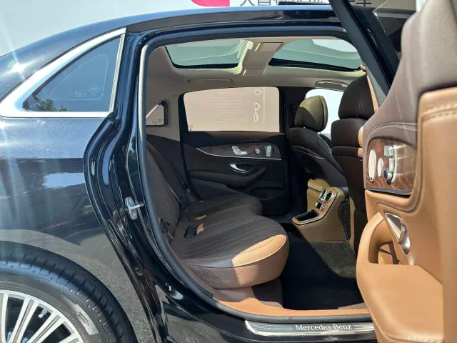 Mercedes-Benz E-Class — Фото автомобиля 20