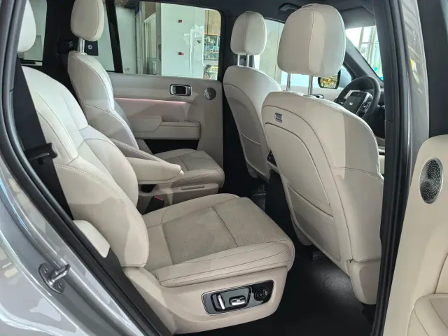 Li Auto L8 — Фото автомобиля 10