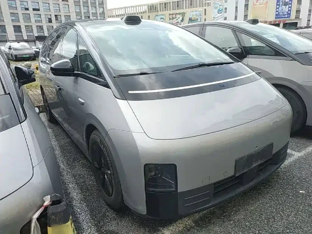 Li Auto MEGA — Фото автомобиля 3