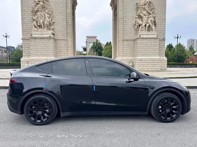 Tesla Model Y — Фото автомобиля 12