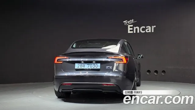 Tesla Model 3 — Фото автомобиля 4