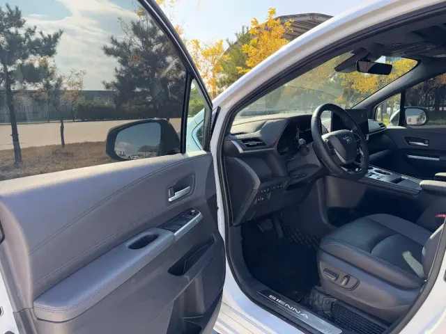 Toyota Sienna — Фото автомобиля 5