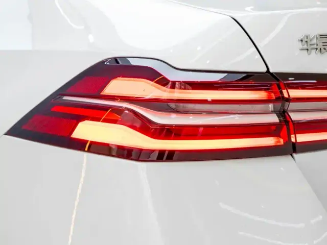 BMW BMW 5 Series 2025 530Li Premium M Sport Package — Фото автомобиля 9