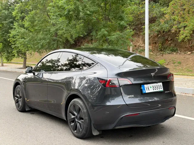 Tesla Model Y — Фото автомобиля 5