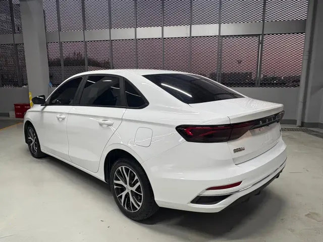 Geely Emgrand — Фото автомобиля 15