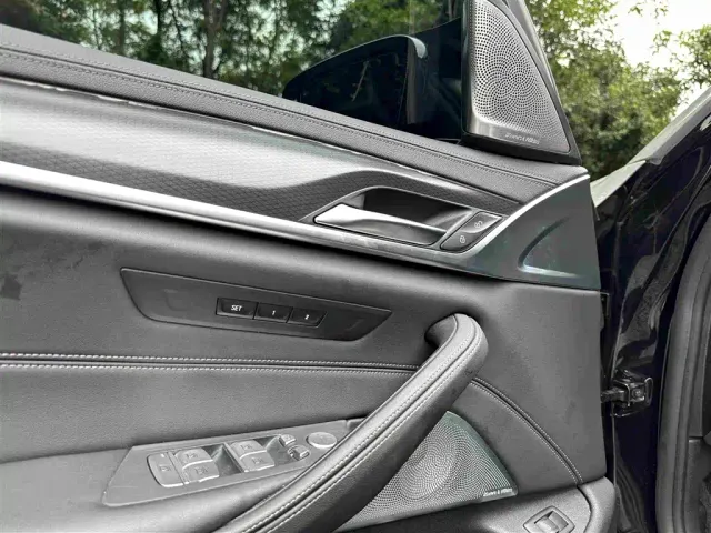 BMW 5 Series — Фото автомобиля 12