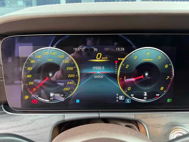 Mercedes-Benz E-Class — Фото автомобиля 16