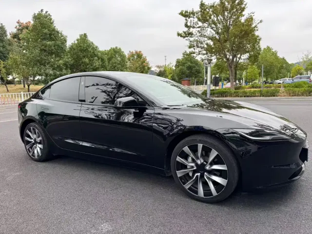 Tesla Model 3 — Фото автомобиля 12