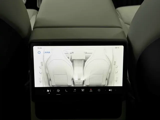Tesla Model Y L — Фото автомобиля 13