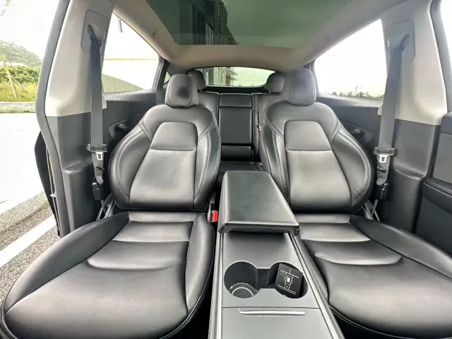 Tesla Model Y — Фото автомобиля 11