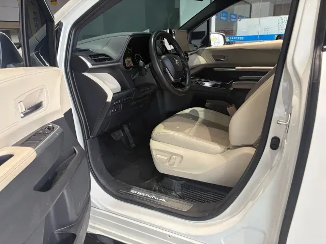 Toyota Sienna — Фото автомобиля 11