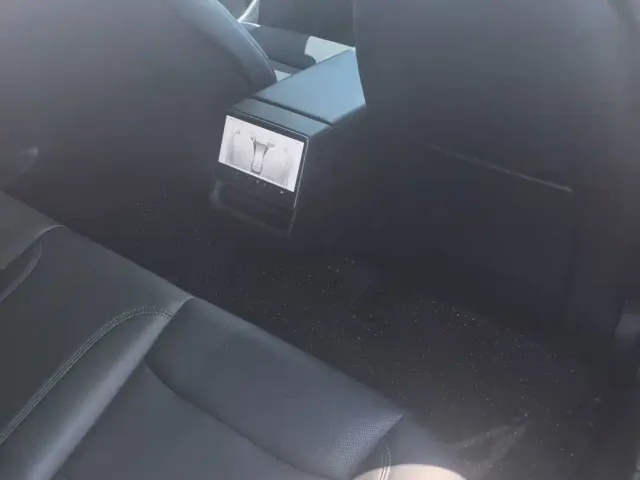 Tesla Model 3 — Фото автомобиля 9