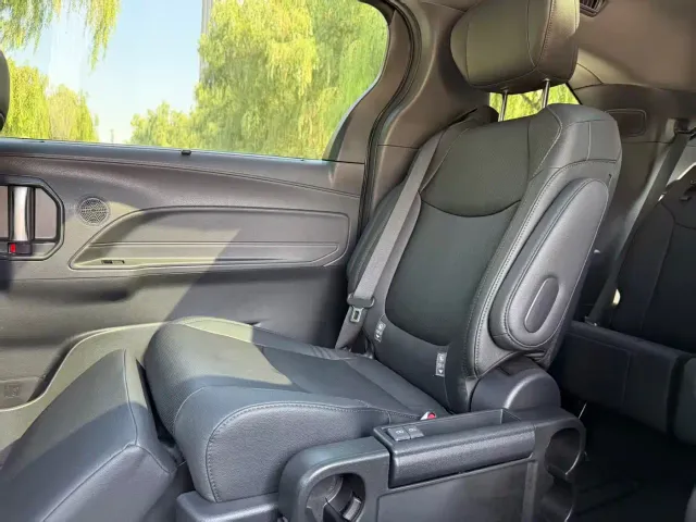 Toyota Sienna — Фото автомобиля 14