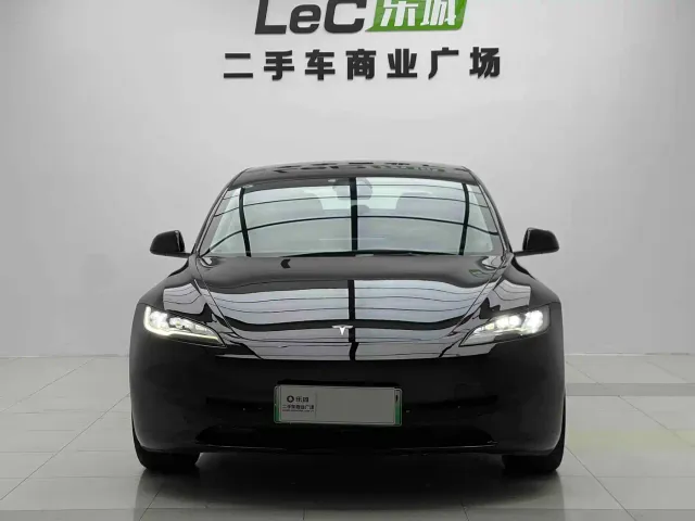 Tesla Model 3 — Фото автомобиля 2