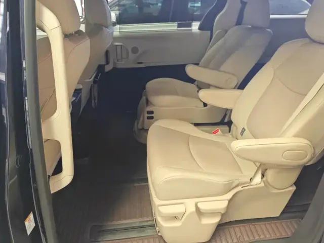 Toyota Sienna — Фото автомобиля 11