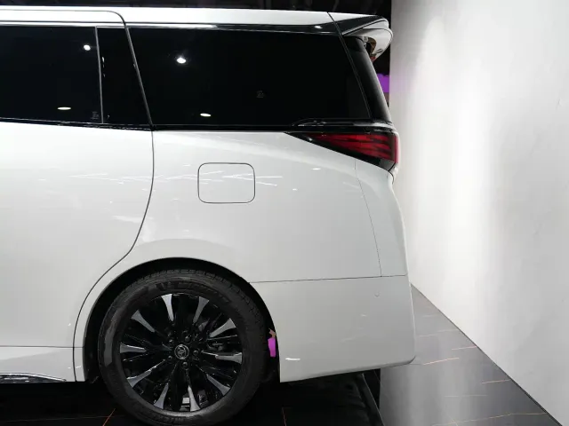 Toyota Alphard — Фото автомобиля 6