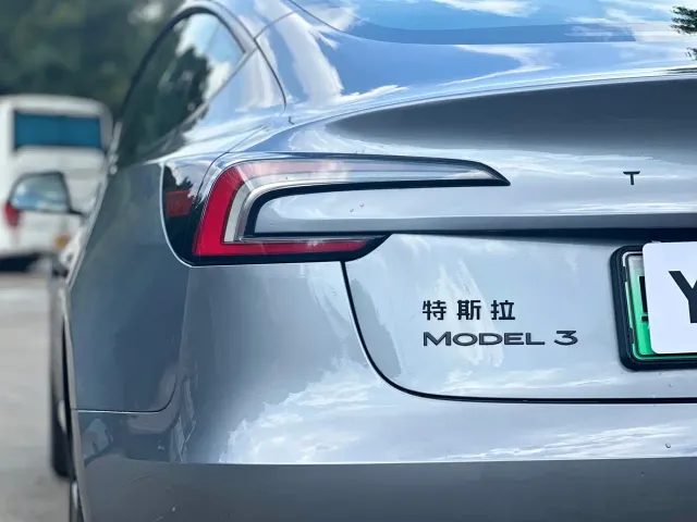 Tesla Model 3 — Фото автомобиля 18