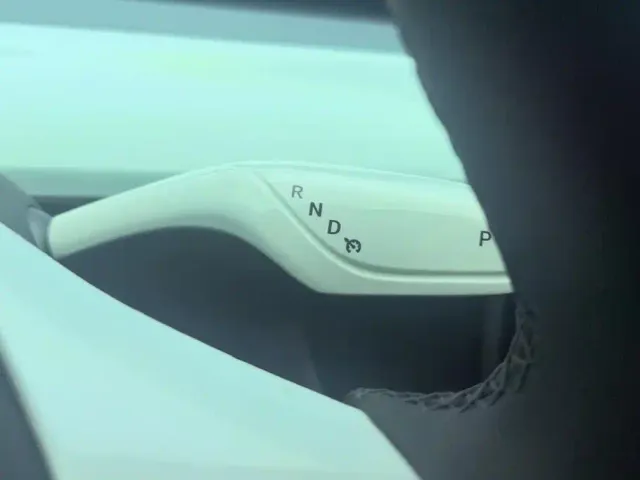 Tesla Model Y — Фото автомобиля 16