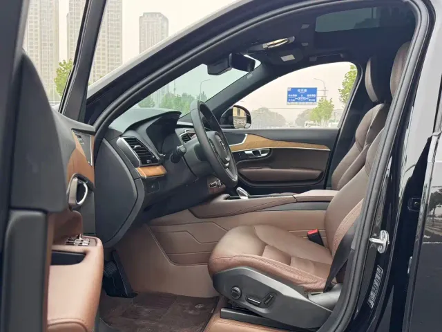 Volvo XC90 — Фото автомобиля 4