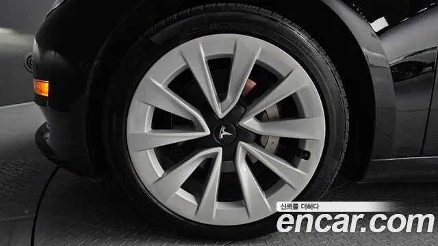 Tesla Model 3 — Фото автомобиля 3
