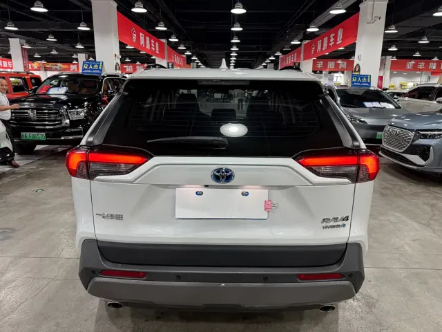 Toyota RAV4 — Фото автомобиля 4