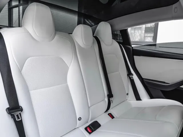 Tesla Model 3 — Фото автомобиля 10