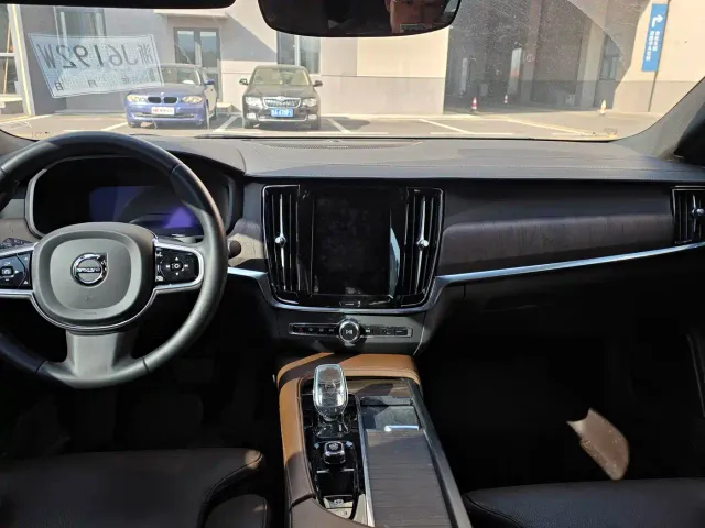 Volvo S90 — Фото автомобиля 9