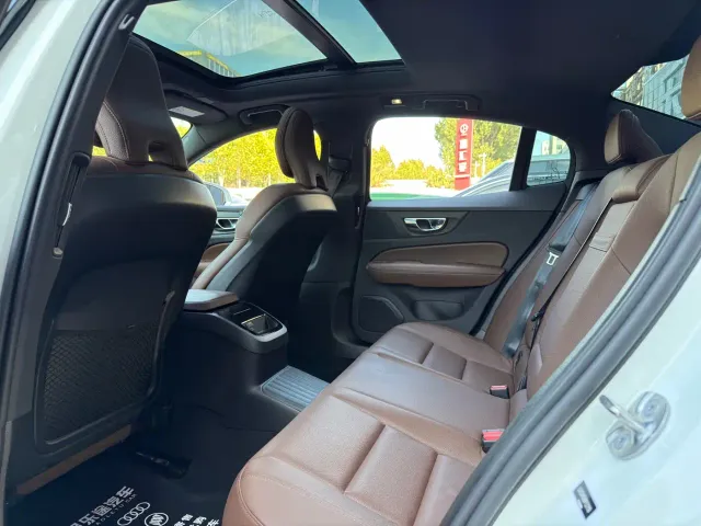 Volvo S60 Plug-in Hybrid — Фото автомобиля 8