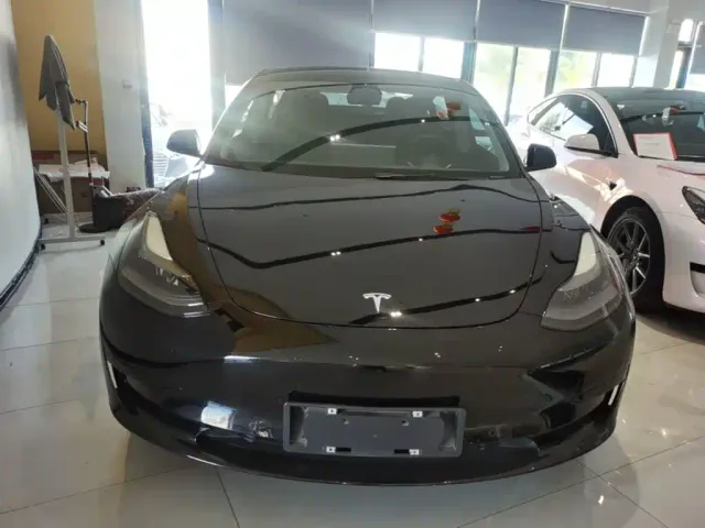 Tesla Model 3 — Фото автомобиля 2