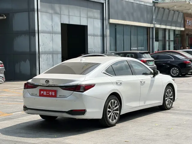 Lexus ES — Фото автомобиля 8