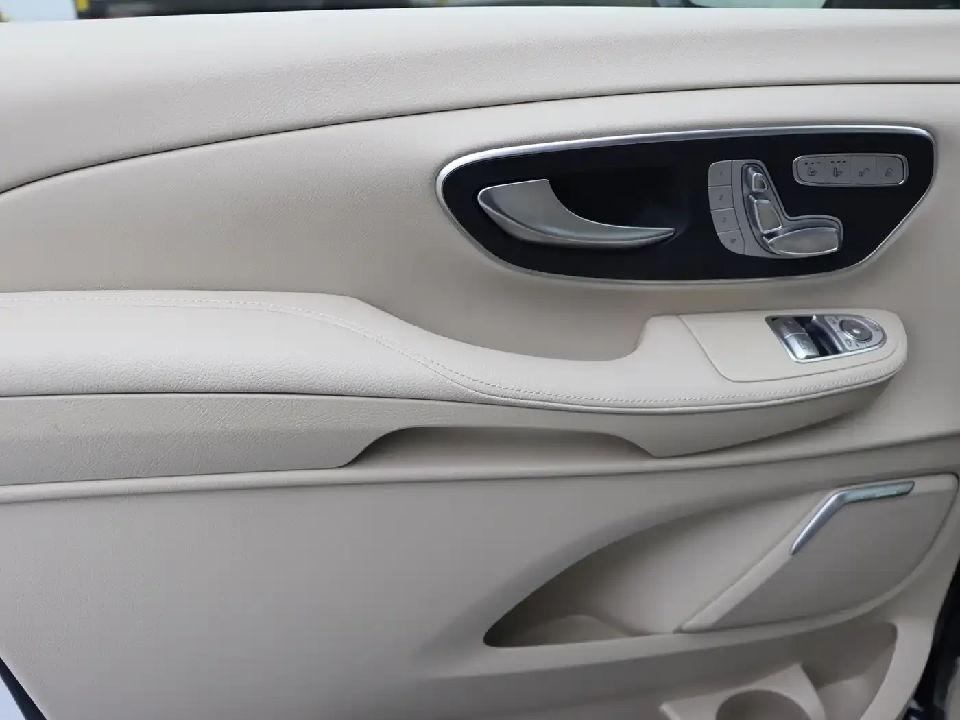 Mercedes-Benz Mercedes-Benz V-Class 2022 V 260 L Long Wheelbase Luxury Edition — Фото автомобиля 10