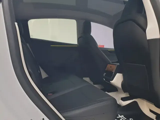 Tesla Model Y — Фото автомобиля 17
