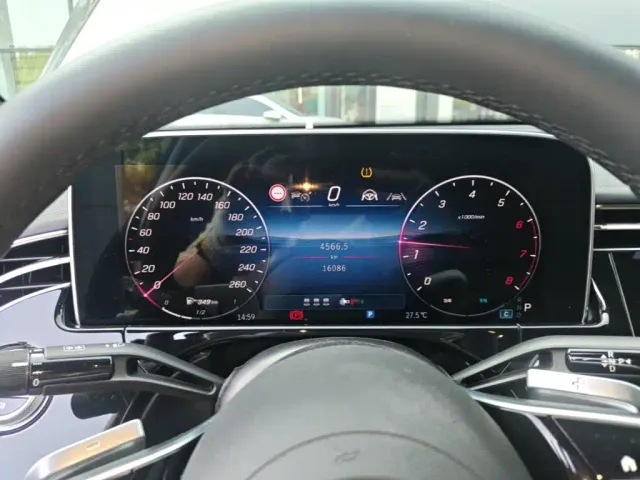 Mercedes-Benz E-Class — Фото автомобиля 15