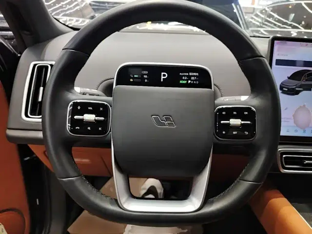 Li Auto L8 — Фото автомобиля 10
