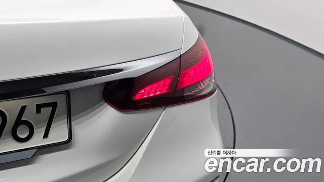 Mercedes-Benz E-Class — Фото автомобиля 22