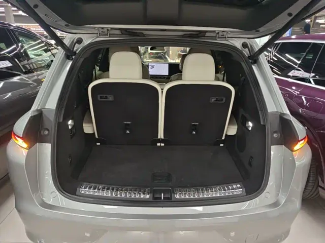 Li Auto L8 — Фото автомобиля 18
