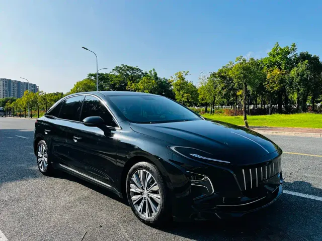 Hongqi E-QM5 — Фото автомобиля 18