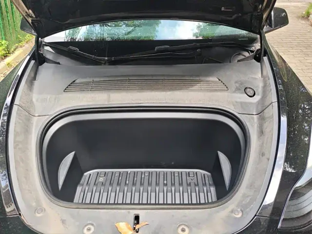 Tesla Model Y — Фото автомобиля 10