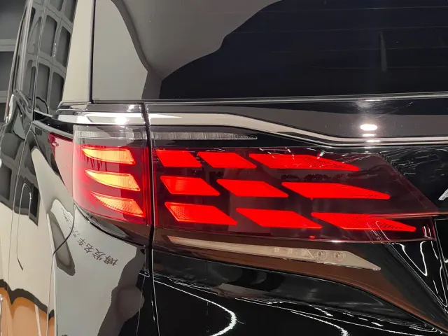 Toyota Alphard — Фото автомобиля 9