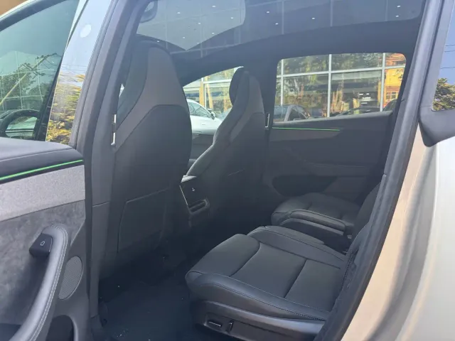 Tesla Model Y L — Фото автомобиля 3