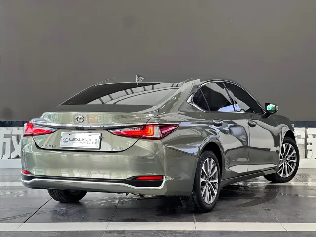 Lexus ES — Фото автомобиля 4