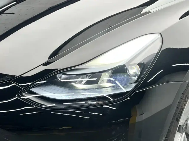 Tesla Model 3 — Фото автомобиля 11