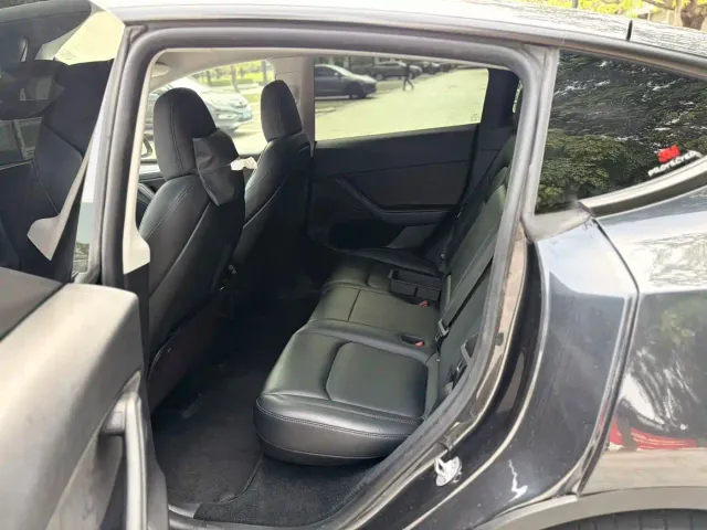 Tesla Model Y — Фото автомобиля 11