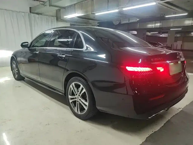 Mercedes-Benz E-Class — Фото автомобиля 4